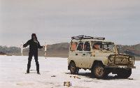 015 Anglerstolz. Jeep und Sixpack (gefroren!). Das Eis ist mehr als einen halben Meter dick.jpg